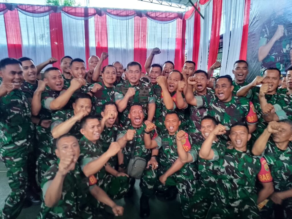 Inilah Moment Keakraban KASAD Jendral TNI Maruli Simanjuntak Bersama Para Jajaran Prajurit TNI Di Sela Kunjungan Kerjanya Di Provinsi Jambi .