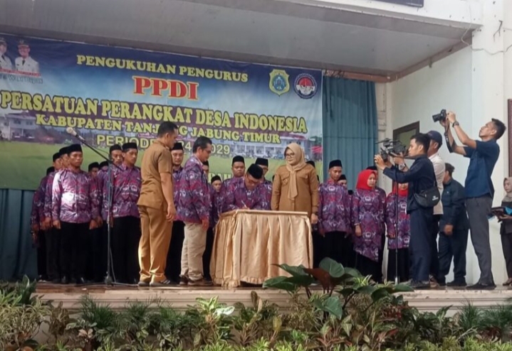 Kukuhkan PPDI Tanjab Timur, Bupati Hj.Dillah Hich Dorong PPDI Terus Berkarya dan Memberi Manfaat Bagi Anggota